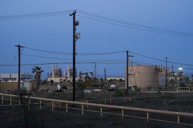 La central eléctrica de gas natural del Alamitos Energy Center, a la izquierda, del campo petrolífero de Synergy en los pantanos de Los Cerritos, en Seal Beach, California, Estados Unidos, el sábado 23 de abril de 2022. Fotógrafo: Bing Guan/Bloomberg La central eléctrica de gas natural del Alamitos Energy Center, a la izquierda, del campo petrolífero de Synergy en los pantanos de Los Cerritos, en Seal Beach, California, Estados Unidos, el sábado 23 de abril de 2022. Fotógrafo: Bing Guan/Bloomberg