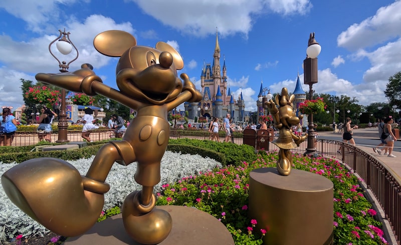 Disney supera expectativas de ganancias y ventas tras récord en parques y cruceros. Disney supera expectativas de ganancias y ventas tras récord en parques y cruceros.