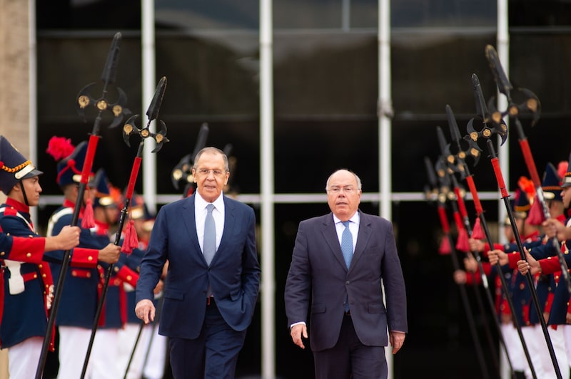 Sergei Lavrov, ministro de Asuntos Exteriores de Rusia, izquierda, y Mauro Vieira, ministro de Asuntos Exteriores de Brasil, tras una reunión en el Palacio de Itamaraty en Brasilia, Brasil, el lunes 17 de abril de 2023. Fotógrafa: Andressa Anholete/Bloomberg Sergei Lavrov, ministro de Asuntos Exteriores de Rusia, izquierda, y Mauro Vieira, ministro de Asuntos Exteriores de Brasil, tras una reunión en el Palacio de Itamaraty en Brasilia, Brasil, el lunes 17 de abril de 2023. Fotógrafa: Andressa Anholete/Bloomberg