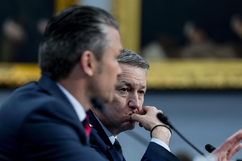 Hegseth y Caine en la audiencia celebrada el martes por la Subcomisión de Defensa de la Comisión de Asignaciones de la Cámara de Representantes. Hegseth y Caine en la audiencia celebrada el martes por la Subcomisión de Defensa de la Comisión de Asignaciones de la Cámara de Representantes.