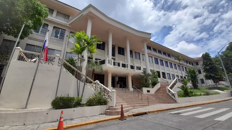 La Jueza Segunda Liquidadora de Causas Penales del Primer Circuito Judicial de Panamá, Baloísa Marquínez Morán, emitió sentencia condenatoria contra 3 ciudadanos, en calidad de autores del delito Contra el Orden Económico, en la modalidad de Blanqueo de Capitales en el caso “New Business” y
declaró responsables como autores a otras dos personas, entre ellas el expresidente de la República Martinelli. La Jueza Segunda Liquidadora de Causas Penales del Primer Circuito Judicial de Panamá, Baloísa Marquínez Morán, emitió sentencia condenatoria contra 3 ciudadanos, en calidad de autores del delito Contra el Orden Económico, en la modalidad de Blanqueo de Capitales en el caso “New Business” y
declaró responsables como autores a otras dos personas, entre ellas el expresidente de la República Martinelli.