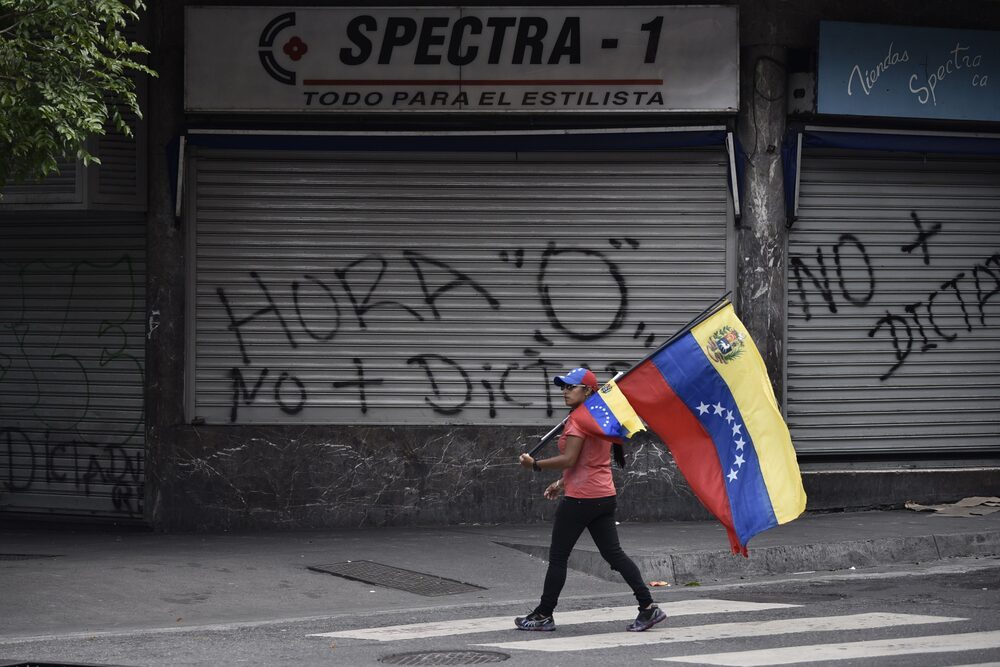 Una mujer lleva una bandera de Venezuela durante una protesta antigubernamental en el municipio Chacao, en Caracas, Venezuela, el 20 de julio de 2017. Una mujer lleva una bandera de Venezuela durante una protesta antigubernamental en el municipio Chacao, en Caracas, Venezuela, el 20 de julio de 2017.
