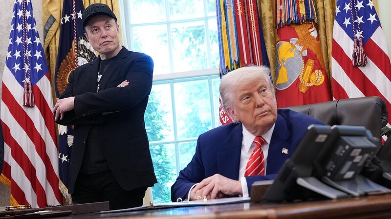 “Vamos dar uma olhada em tudo”, disse Trump aos repórteres na sexta-feira. “São muitos subsídios”. (Foto: Kevin Dietsch/Getty Images) “Vamos dar uma olhada em tudo”, disse Trump aos repórteres na sexta-feira. “São muitos subsídios”. (Foto: Kevin Dietsch/Getty Images)