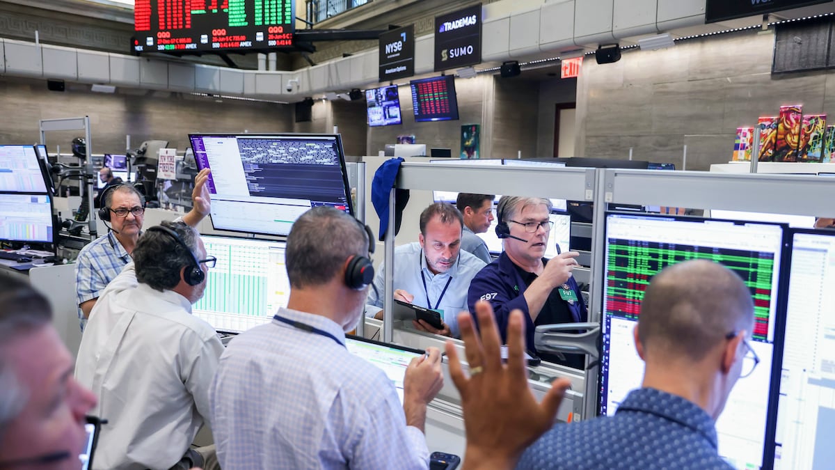 Wall Street rebota y corta tres jornadas de pérdidas ante alivio del petróleo y los bonos