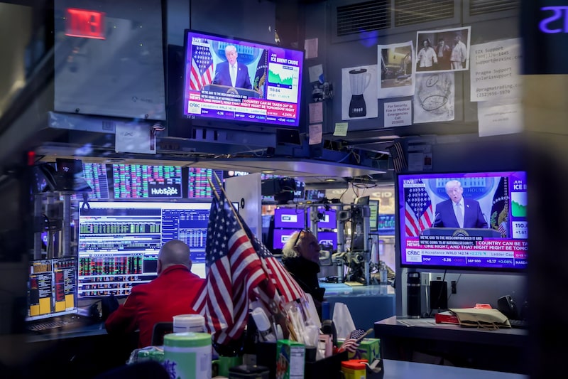 Una cadena de televisión retransmite una rueda de prensa con el presidente estadounidense Donald Trump en el parqué de la Bolsa de Nueva York. Fotógrafo: Michael Nagle/Bloomberg. Una cadena de televisión retransmite una rueda de prensa con el presidente estadounidense Donald Trump en el parqué de la Bolsa de Nueva York. Fotógrafo: Michael Nagle/Bloomberg.