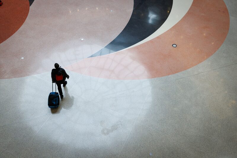 Hombre en aeropuerto Hombre en aeropuerto
