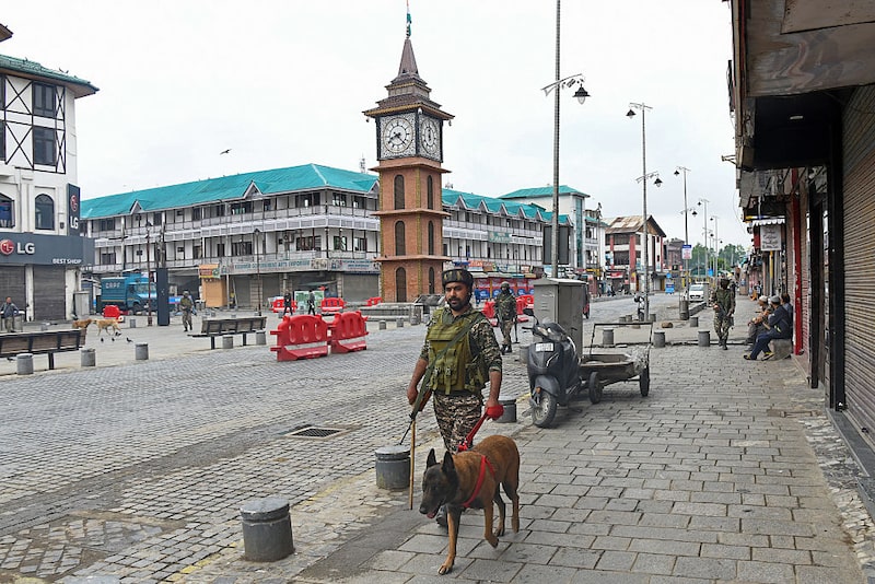 Soldados paramilitares indios con perros rastreadores patrullan en un mercado de Srinagar el 10 de mayo de 2025.(Foto de Basit Zargar / Middle east images / Middle East Images vía AFP) Soldados paramilitares indios con perros rastreadores patrullan en un mercado de Srinagar el 10 de mayo de 2025.(Foto de Basit Zargar / Middle east images / Middle East Images vía AFP)