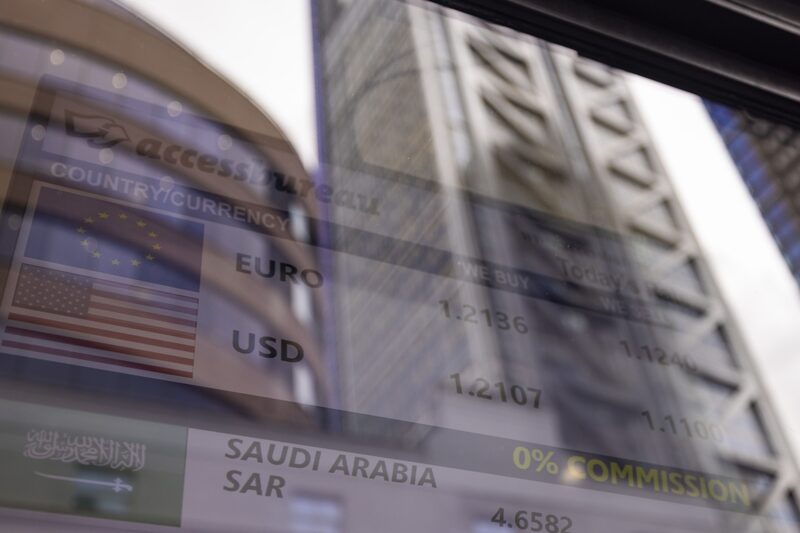 Una pizarra digital muestra las tasas de cambio frente a la libra esterlina en una oficina de cambio en la City de Londres, Reino Unido, el lunes 17 de octubre de 2022. Una pizarra digital muestra las tasas de cambio frente a la libra esterlina en una oficina de cambio en la City de Londres, Reino Unido, el lunes 17 de octubre de 2022.