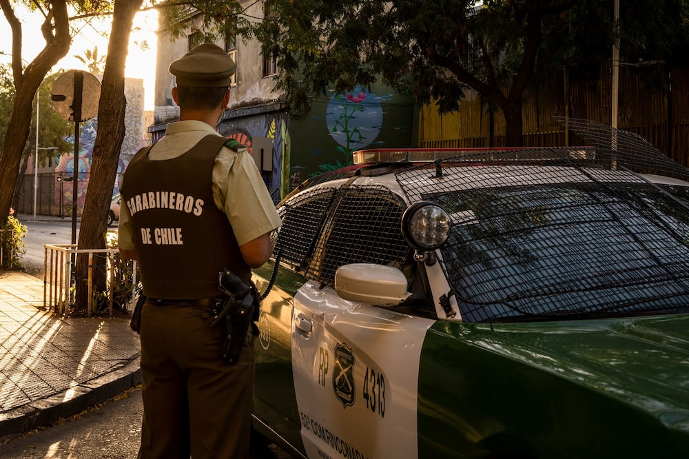 Un policía en el barrio Yungay, en Santiago. Fotógrafa: Tamara Merino/Bloomberg Un policía en el barrio Yungay, en Santiago. Fotógrafa: Tamara Merino/Bloomberg