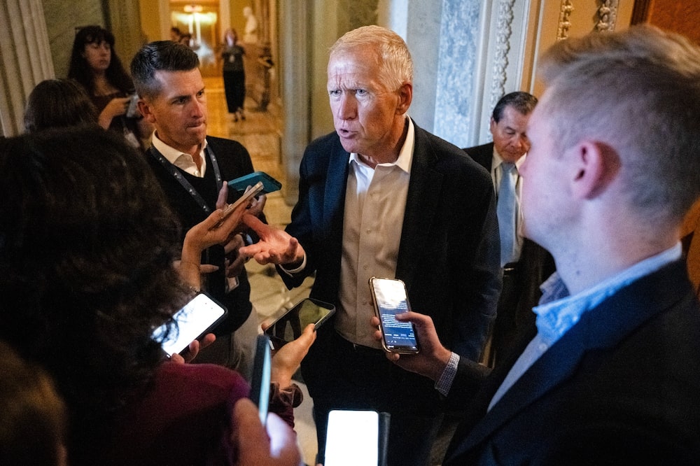 El senador Thom Tillis habla con los periodistas en el Capitolio de EE.UU. el mes pasado. Fotógrafo: Graeme Sloan/Bloomberg El senador Thom Tillis habla con los periodistas en el Capitolio de EE.UU. el mes pasado. Fotógrafo: Graeme Sloan/Bloomberg
