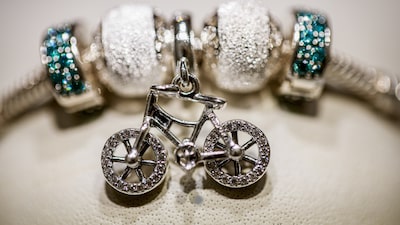 Pandora reduz previsão de vendas para o ano com menor demanda nos EUA e alta da prata Pandora reduz previsão de vendas para o ano com menor demanda nos EUA e alta da prata