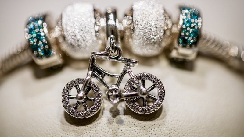 Pandora reduz previsão de vendas para o ano com menor demanda nos EUA e alta da prata Pandora reduz previsão de vendas para o ano com menor demanda nos EUA e alta da prata