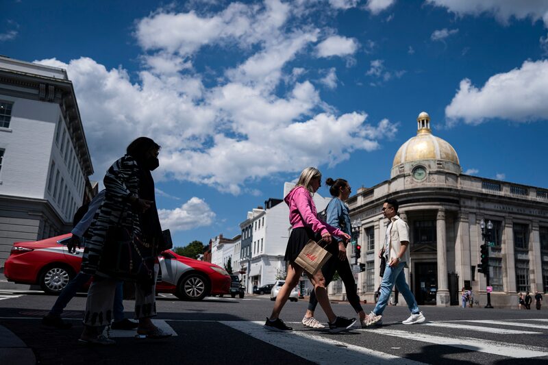 Shoppers Ahead Of US Personal Consumption Expenditures Price Index Figures Release Shoppers Ahead Of US Personal Consumption Expenditures Price Index Figures Release