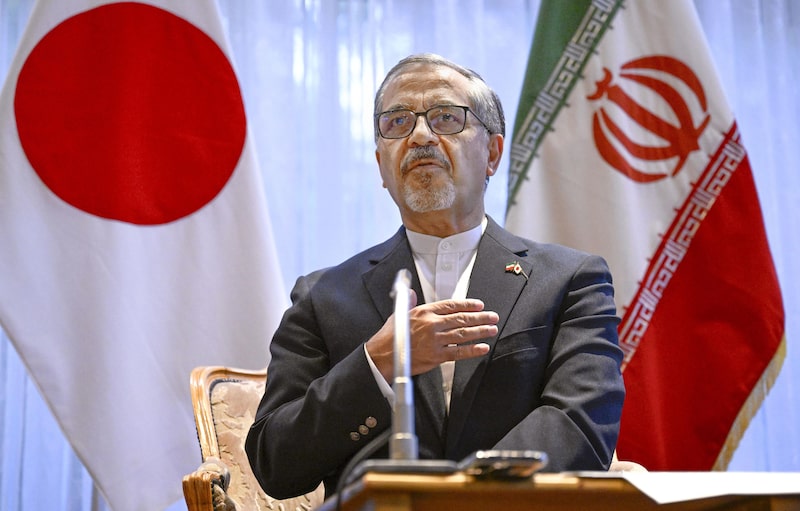 El embajador iraní en Japón, Peiman Seadat, ofrece una rueda de prensa en Tokio el 22 de junio de 2025, tras los ataques aéreos estadounidenses contra las instalaciones nucleares de Irán. El embajador iraní en Japón, Peiman Seadat, ofrece una rueda de prensa en Tokio el 22 de junio de 2025, tras los ataques aéreos estadounidenses contra las instalaciones nucleares de Irán.