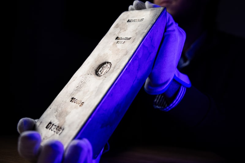 Una barra de plata en una tienda de lingotes de Budapest el 22 de enero. Una barra de plata en una tienda de lingotes de Budapest el 22 de enero.