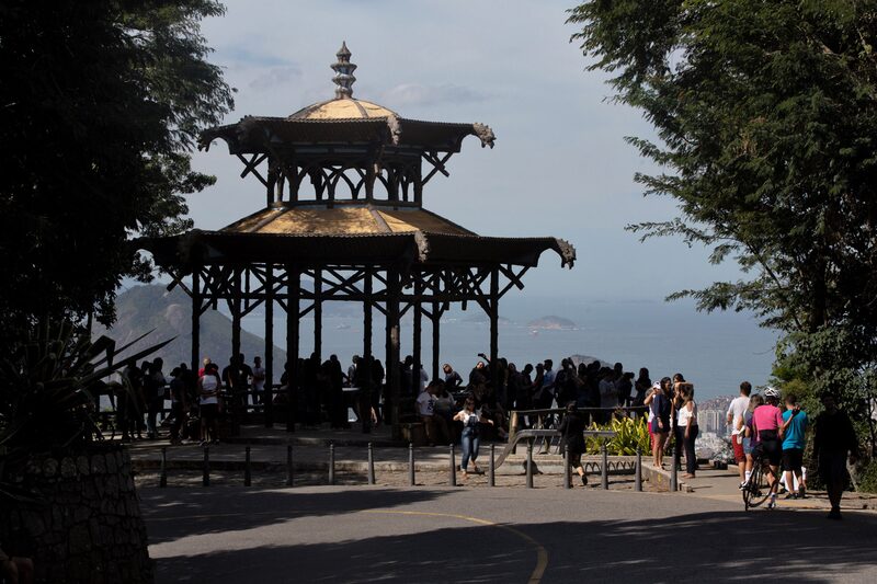 Pessoas no mirante Vista Chinesa no Rio de Janeiro Pessoas no mirante Vista Chinesa no Rio de Janeiro