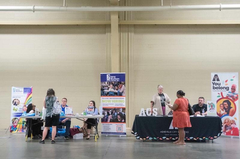Personas que buscan empleo conversan con reclutadores durante una feria de empleo en Fletcher, Carolina del Norte. Fotógrafa: Allison Joyce/Bloomberg. Personas que buscan empleo conversan con reclutadores durante una feria de empleo en Fletcher, Carolina del Norte. Fotógrafa: Allison Joyce/Bloomberg.