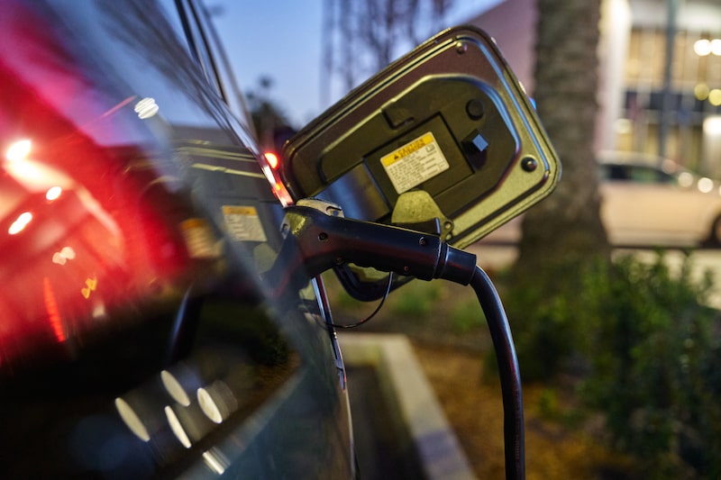 Un vehículo eléctrico (VE) se carga en California. Un vehículo eléctrico (VE) se carga en California.