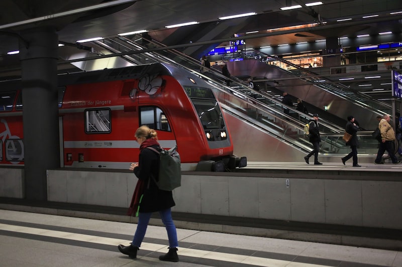 Pasajeros en la Estación Central de Berlín Pasajeros en la Estación Central de Berlín