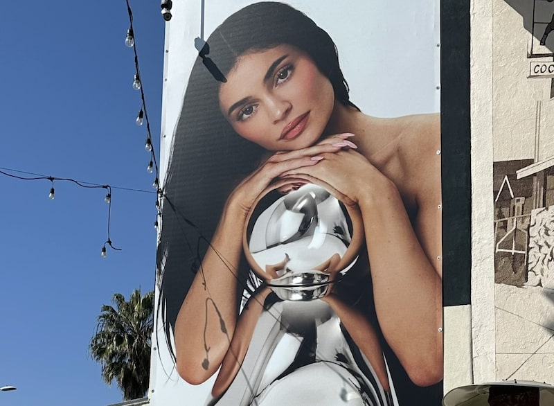 Una valla publicitaria del perfume Cosmic Kylie Jenner 2.0, en Los Ángeles, California, el 26 de febrero de 2025. Una valla publicitaria del perfume Cosmic Kylie Jenner 2.0, en Los Ángeles, California, el 26 de febrero de 2025.