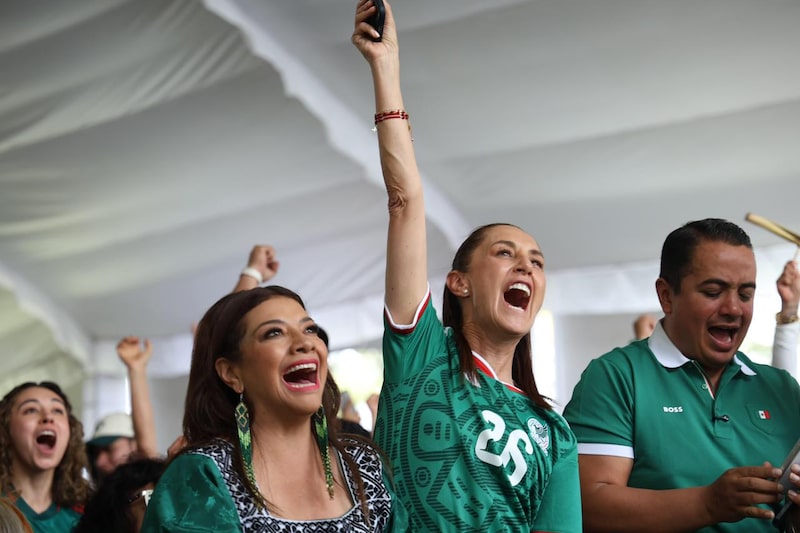 La presidenta de México, Claudia Sheinbaum, celebra un gol de la Selección Mexicana en el partido inaugural del Mundial 2026, en el Deportivo Hermanos Galeana, Ciudad de México, el jueves 11 de junio de 2026. La presidenta de México, Claudia Sheinbaum, celebra un gol de la Selección Mexicana en el partido inaugural del Mundial 2026, en el Deportivo Hermanos Galeana, Ciudad de México, el jueves 11 de junio de 2026.