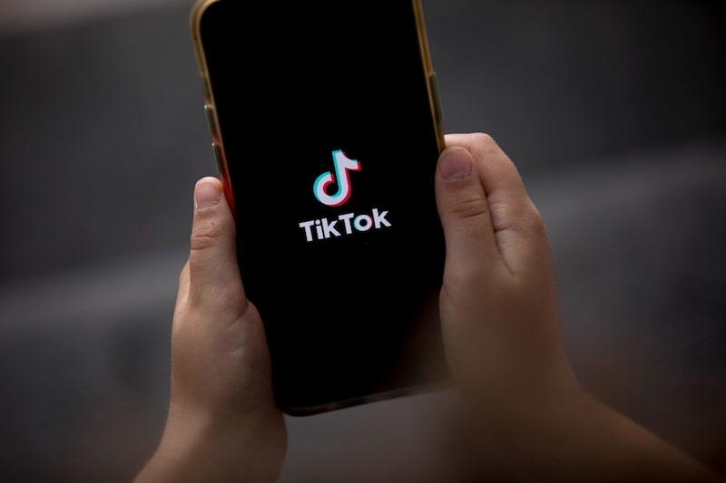 Un niño sostiene un teléfono inteligente con el logotipo de TikTok en una fotografía tomada en Sídney, Australia, el miércoles 3 de diciembre de 2025. Un niño sostiene un teléfono inteligente con el logotipo de TikTok en una fotografía tomada en Sídney, Australia, el miércoles 3 de diciembre de 2025.