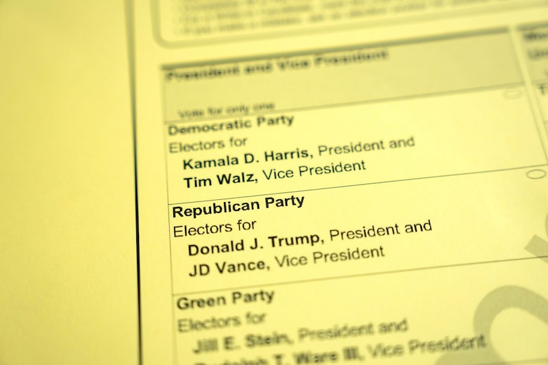 Una papeleta de muestra durante la votación anticipada en un colegio electoral del Centro Acuático de Longbridge en Arlington, Virginia, el sábado 26 de octubre de 2024. Una papeleta de muestra durante la votación anticipada en un colegio electoral del Centro Acuático de Longbridge en Arlington, Virginia, el sábado 26 de octubre de 2024.