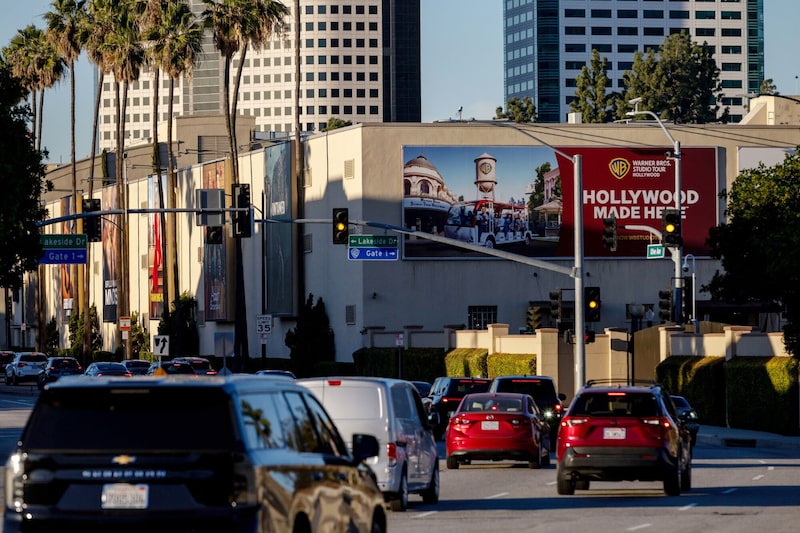 Los estudios Warner Bros. en Burbank, California. Los estudios Warner Bros. en Burbank, California.