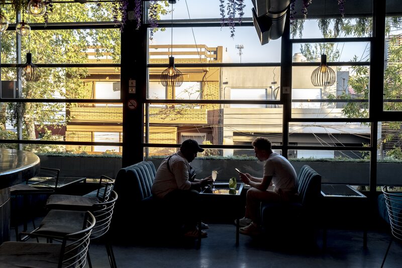 Comensales sentados en un restaurante en el barrio de Palermo de Buenos Aires, Argentina, el martes 13 de febrero de 2024. La devaluación del 54% del presidente Javier Milei y la eliminación de los controles de precios en cientos de productos de consumo diario probablemente presionarán la inflación hasta mediados de año, manteniendo el promedio intermensual del IPC por encima del 14%. Comensales sentados en un restaurante en el barrio de Palermo de Buenos Aires, Argentina, el martes 13 de febrero de 2024. La devaluación del 54% del presidente Javier Milei y la eliminación de los controles de precios en cientos de productos de consumo diario probablemente presionarán la inflación hasta mediados de año, manteniendo el promedio intermensual del IPC por encima del 14%.