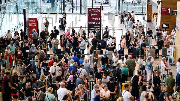 Aeroportos de Heathrow e Berlim sofrem atrasos após ataque cibernético Aeroportos de Heathrow e Berlim sofrem atrasos após ataque cibernético