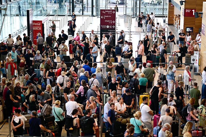 Aeroporto de Berlim sofreu com atrasos entre sexta e sábado em razão de um ataque cibernético a um fornecedor de companhias aéreas Aeroporto de Berlim sofreu com atrasos entre sexta e sábado em razão de um ataque cibernético a um fornecedor de companhias aéreas