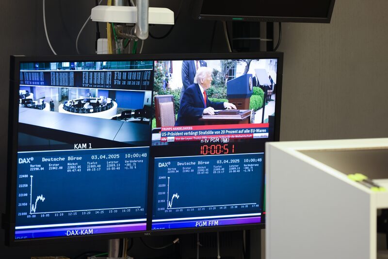 Monitor exibe uma transmissão de notícias com o ex-presidente dos EUA, Donald Trump, que anunciou tarifas comerciais ao lado da curva do índice DAX, na Bolsa de Valores de Frankfurt, na Alemanha, na quinta-feira, 3 de abril de 2025. Monitor exibe uma transmissão de notícias com o ex-presidente dos EUA, Donald Trump, que anunciou tarifas comerciais ao lado da curva do índice DAX, na Bolsa de Valores de Frankfurt, na Alemanha, na quinta-feira, 3 de abril de 2025.