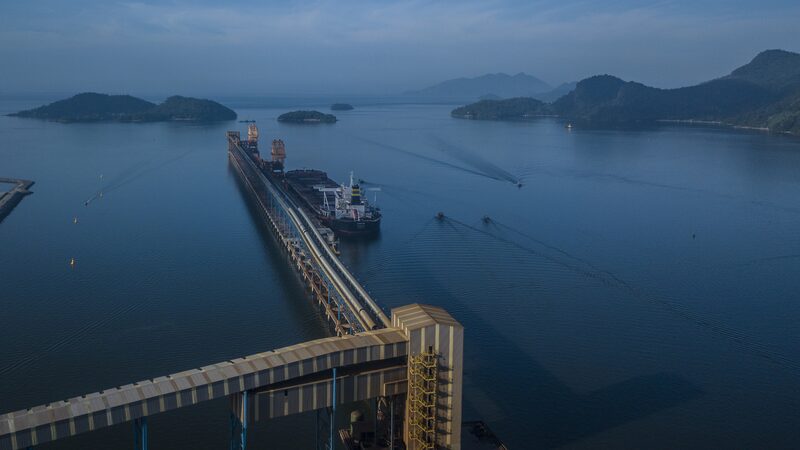 Trafigura e Mubadala planejam vender Porto Sudeste, dizem fontes Trafigura e Mubadala planejam vender Porto Sudeste, dizem fontes