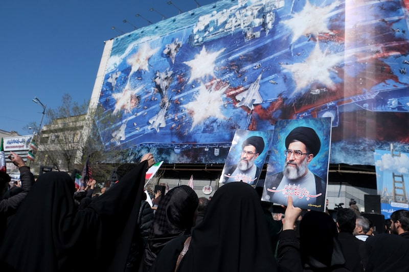 La gente se reúne en la Plaza de la Revolución para llorar el asesinato del líder supremo de Irán, que fue asesinado en una operación conjunta denominada «Furia épica» por Israel y Estados Unidos en su residencia el día anterior (28 de febrero), el 1 de marzo de 2026 en Teherán, Irán. La gente se reúne en la Plaza de la Revolución para llorar el asesinato del líder supremo de Irán, que fue asesinado en una operación conjunta denominada «Furia épica» por Israel y Estados Unidos en su residencia el día anterior (28 de febrero), el 1 de marzo de 2026 en Teherán, Irán.