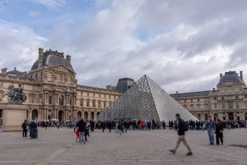 Tras el robo de una joya, el Louvre de París se ve afectado por una fuga de agua. Tras el robo de una joya, el Louvre de París se ve afectado por una fuga de agua.