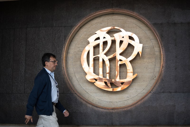 Un trabajador en el Banco Central de Reserva de Perú en Lima, Perú, el jueves 11 de mayo de 2023. Según los economistas, es probable que el banco central de Perú mantenga su tipo de referencia sin cambios en el 7,75% en medio de los riesgos de las altas expectativas de inflación y la incertidumbre política. Fotógrafa: Angela Ponce/Bloomberg Un trabajador en el Banco Central de Reserva de Perú en Lima, Perú, el jueves 11 de mayo de 2023. Según los economistas, es probable que el banco central de Perú mantenga su tipo de referencia sin cambios en el 7,75% en medio de los riesgos de las altas expectativas de inflación y la incertidumbre política. Fotógrafa: Angela Ponce/Bloomberg