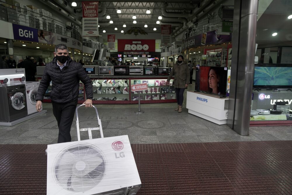 Un comprador sale de una tienda de electrónica de consumo en Buenos Aires, el 6 de julio.Fuente: Bloomberg Un comprador sale de una tienda de electrónica de consumo en Buenos Aires, el 6 de julio.Fuente: Bloomberg