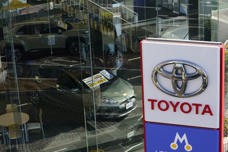 A Toyota agora prevê uma receita operacional de ¥ 4,7 trilhões (US$ 31 bilhões), e indica que espera que a atividade se recupere mais tarde. A Toyota agora prevê uma receita operacional de ¥ 4,7 trilhões (US$ 31 bilhões), e indica que espera que a atividade se recupere mais tarde.