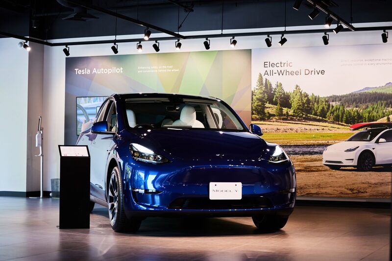 Carro elétrico Model Y da Tesla em loja no Japão Carro elétrico Model Y da Tesla em loja no Japão