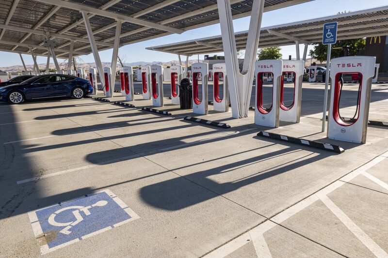 Vehículos en una estación de Supercharger de Tesla en Firebaugh, California. Vehículos en una estación de Supercharger de Tesla en Firebaugh, California.