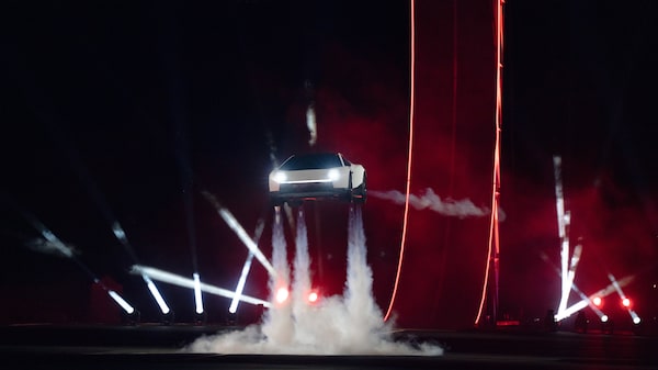Tesla Roadster: quando o carro voador seria lançado no mercado e por que ele não poderá circular livremente Tesla Roadster: quando o carro voador seria lançado no mercado e por que ele não poderá circular livremente