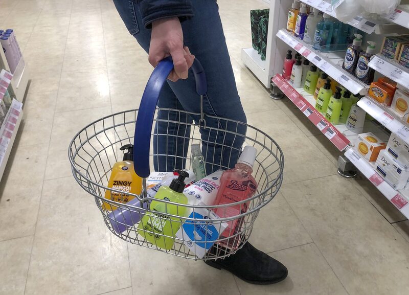 Na tentativa de conter os ânimos, o governo relançou um programa que congela os preços de mais de 1.500 produtos no país Na tentativa de conter os ânimos, o governo relançou um programa que congela os preços de mais de 1.500 produtos no país