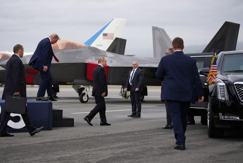 El presidente de los Estados Unidos, Donald Trump (izquierda), y el presidente de Rusia, Vladimir Putin (derecha), bajan del escenario tras llegar a la Base Conjunta Elmendorf-Richardson el 15 de agosto de 2025 en Anchorage, Alaska. El presidente de los Estados Unidos, Donald Trump (izquierda), y el presidente de Rusia, Vladimir Putin (derecha), bajan del escenario tras llegar a la Base Conjunta Elmendorf-Richardson el 15 de agosto de 2025 en Anchorage, Alaska.