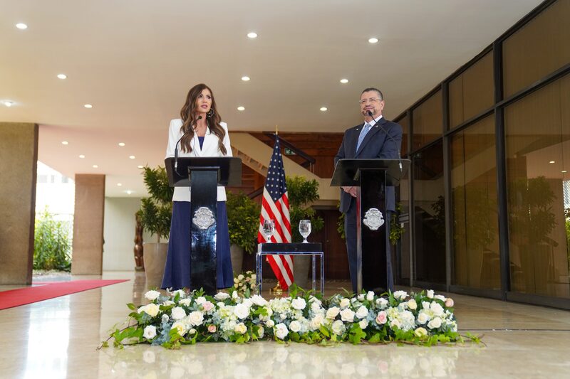 Kristi Noem con el presidente costarricense Rodrigo Chaves, en la conferencia de prensa semanal del Presidente de la República, el 25 de junio de 2025. Kristi Noem con el presidente costarricense Rodrigo Chaves, en la conferencia de prensa semanal del Presidente de la República, el 25 de junio de 2025.