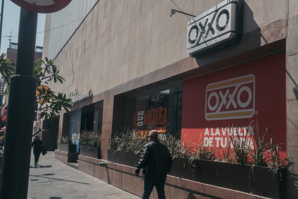 La división Proximidad Américas, que incluye las tiendas OXXO, reportó ingresos por US$14.740 millones, con una expansión neta de 1.596 tiendas en el año. La división Proximidad Américas, que incluye las tiendas OXXO, reportó ingresos por US$14.740 millones, con una expansión neta de 1.596 tiendas en el año.