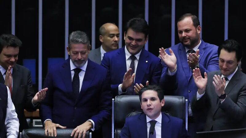 Isenção de Imposto de Renda para quem ganha até R$ 5.000 é aprovada na Câmara Isenção de Imposto de Renda para quem ganha até R$ 5.000 é aprovada na Câmara