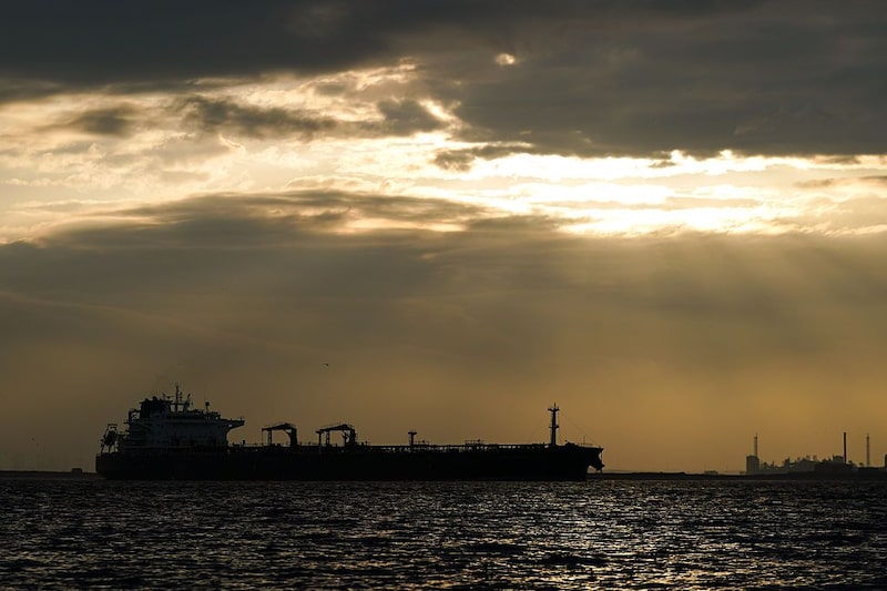 El Ocean Thunder cruzó el estrecho de Ormuz después de que Irán eximiera a su “hermano” vecino de las restricciones de transporte marítimo un día antes. El Ocean Thunder cruzó el estrecho de Ormuz después de que Irán eximiera a su “hermano” vecino de las restricciones de transporte marítimo un día antes.