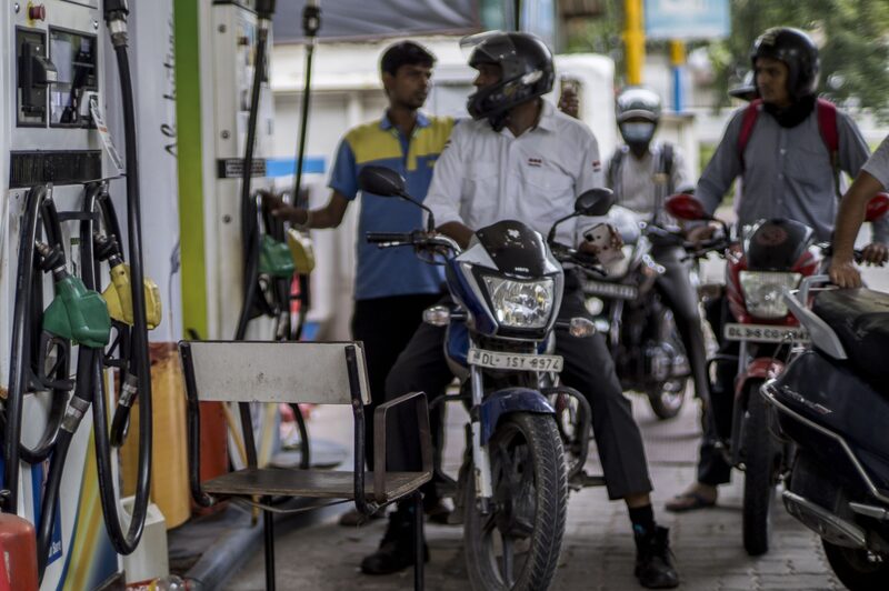 Empleados llenan de combustible las motocicletas en una gasolinera de Nueva Delhi, India, el domingo 10 de julio de 2022. Empleados llenan de combustible las motocicletas en una gasolinera de Nueva Delhi, India, el domingo 10 de julio de 2022.