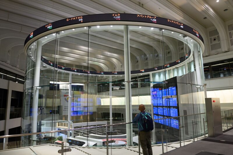 Un teletipo electrónico en la Bolsa de Tokio (TSE), operada por Japan Exchange Group Inc. (JPX), en Tokio, Japón, el lunes 30 de octubre de 2023. Un teletipo electrónico en la Bolsa de Tokio (TSE), operada por Japan Exchange Group Inc. (JPX), en Tokio, Japón, el lunes 30 de octubre de 2023.