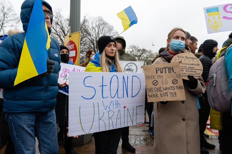 Manifestantes protestan contra la invasión rusa de Ucrania frente a la Casa Blanca en Washington, D.C., Estados Unidos, el jueves 24 de febrero de 2022. Manifestantes protestan contra la invasión rusa de Ucrania frente a la Casa Blanca en Washington, D.C., Estados Unidos, el jueves 24 de febrero de 2022.